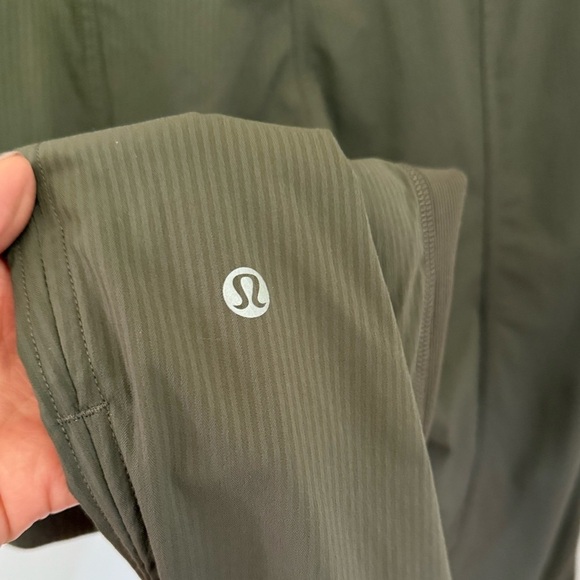 Lululemon Dance Studio Mid-Rise Cropped Pants | Size 4 - Picture 11 of 12